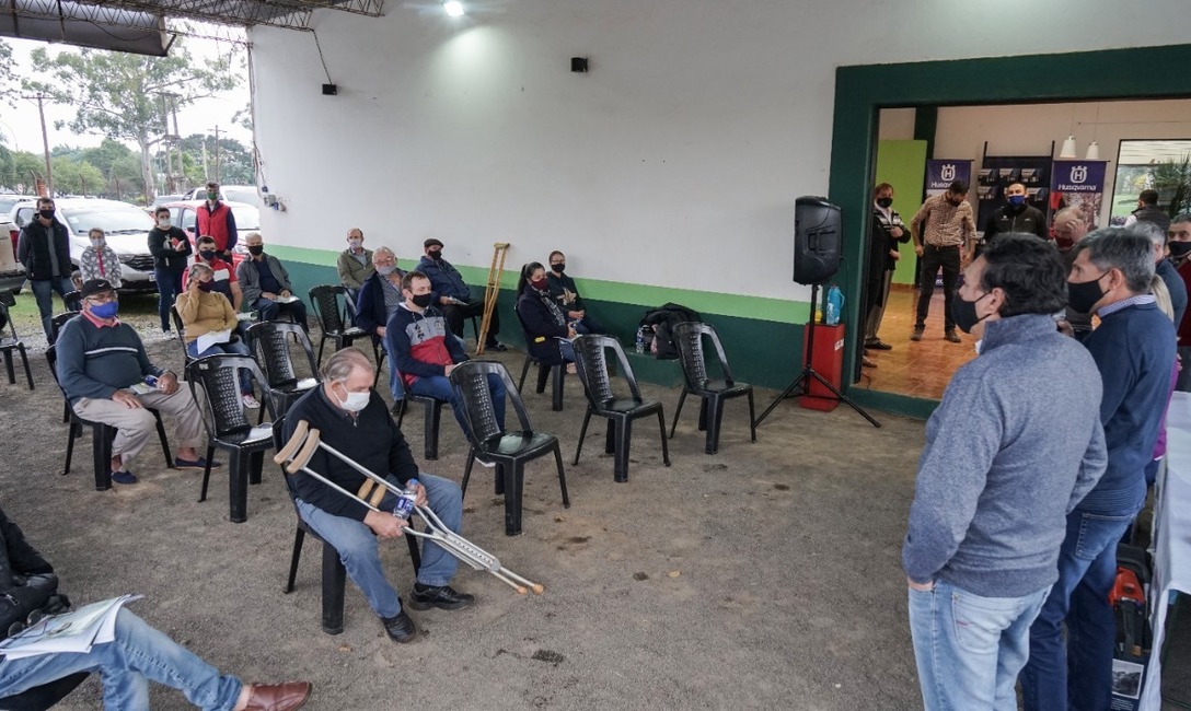 Imagen de Entregamos herramientas en la localidad de Ap&oacute;stoles