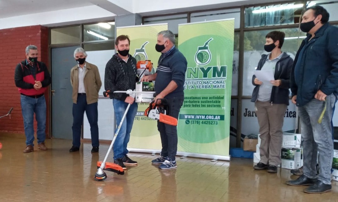 Imagen de Jornada de entrega de herramientas en Jard&iacute;n Am&eacute;rica, Ober&aacute; y 25 de Mayo