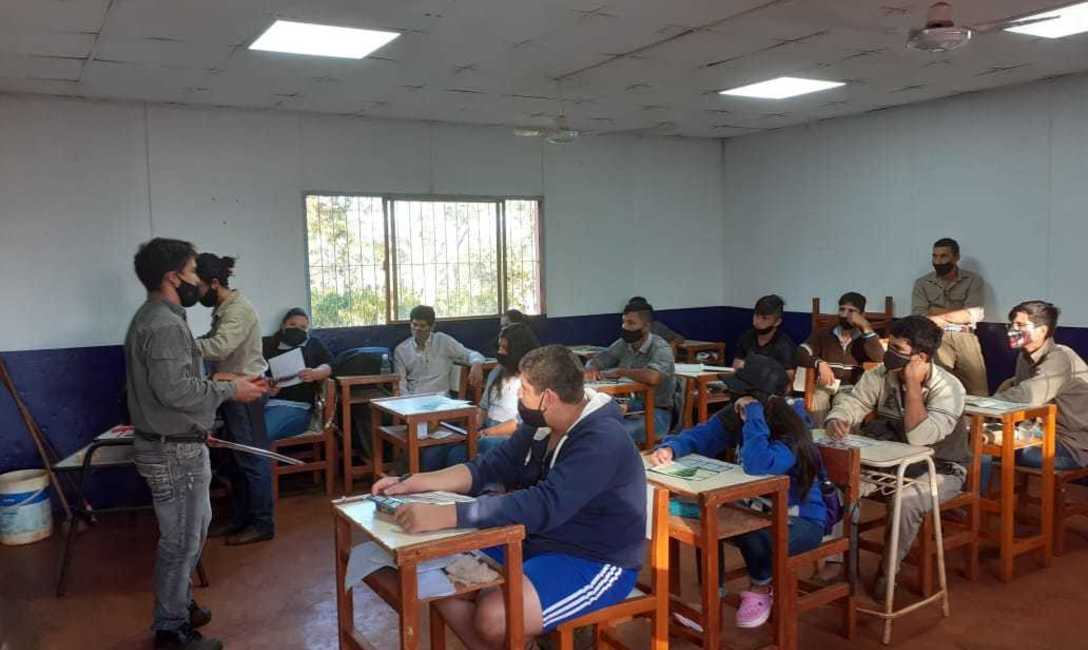 El objetivo es  facilitar la permanencia de los estudiantes en las instituciones educativas y la culminaci&oacute;n de sus estudios secundarios y universitarios.