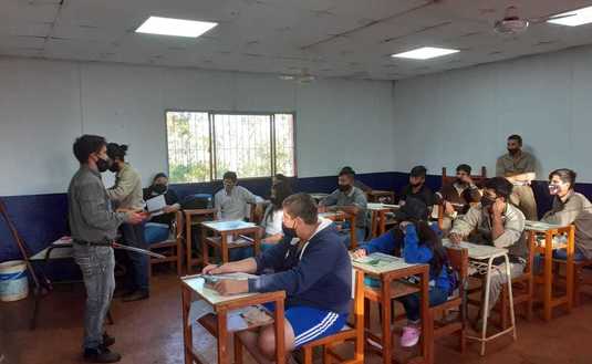 El objetivo es  facilitar la permanencia de los estudiantes en las instituciones educativas y la culminaci&oacute;n de sus estudios secundarios y universitarios.