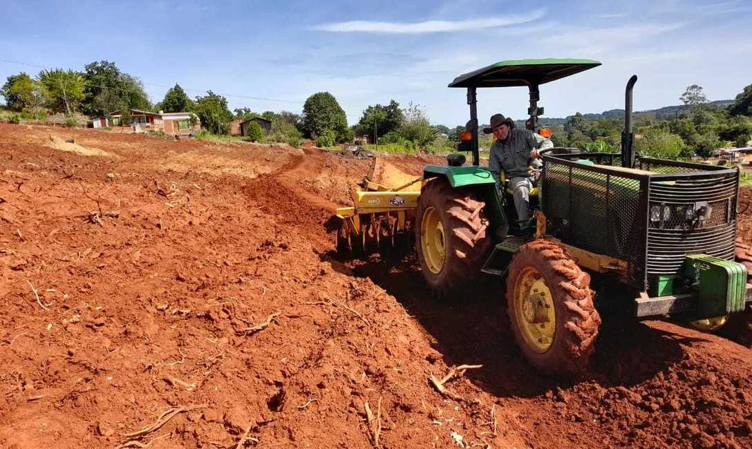 Construcci&oacute;n de terrazas con arado taipero y rulo compactador.