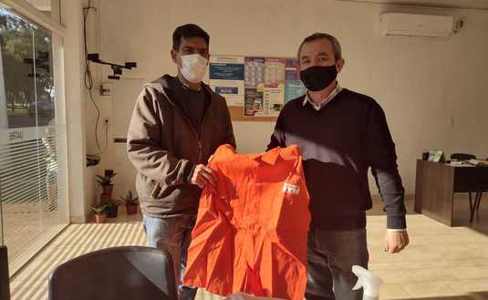 Imagen de M&aacute;s entregas de indumentaria para tareferos