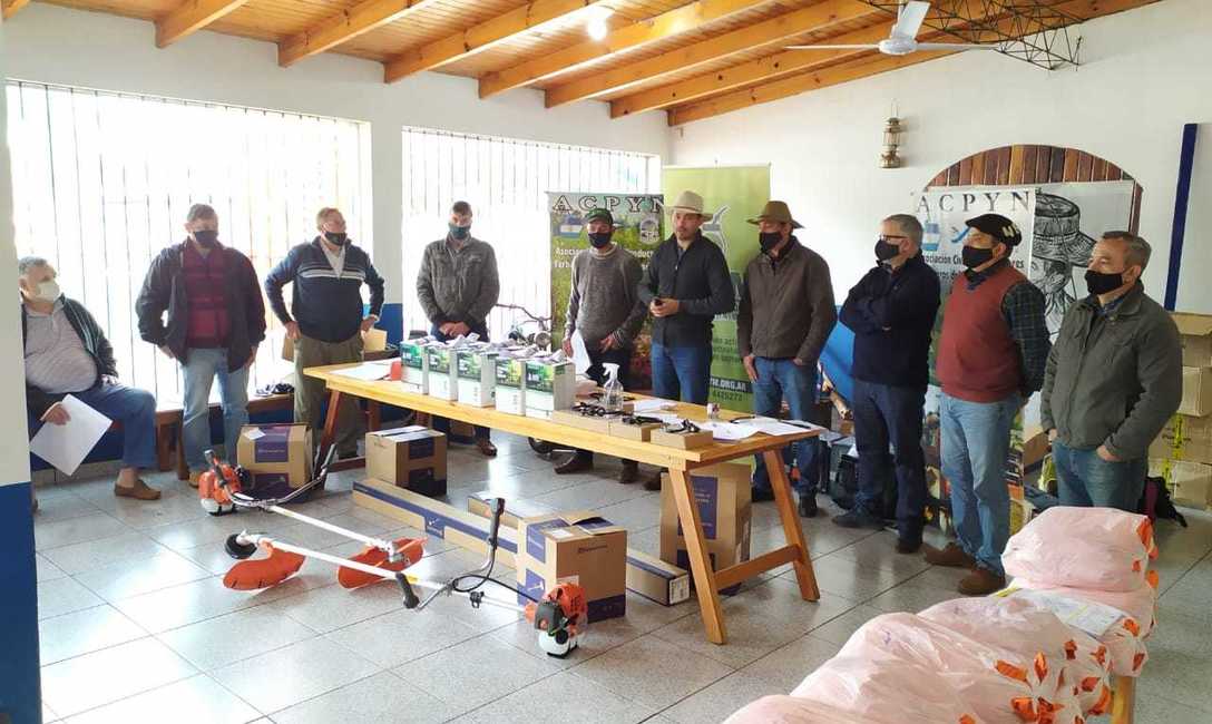 Imagen de Se entregaron ropa para tareferos, balanzas para ra&iacute;dos, motoguada&ntilde;as y motosierras