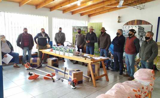 Imagen de Se entregaron ropa para tareferos, balanzas para ra&iacute;dos, motoguada&ntilde;as y motosierras