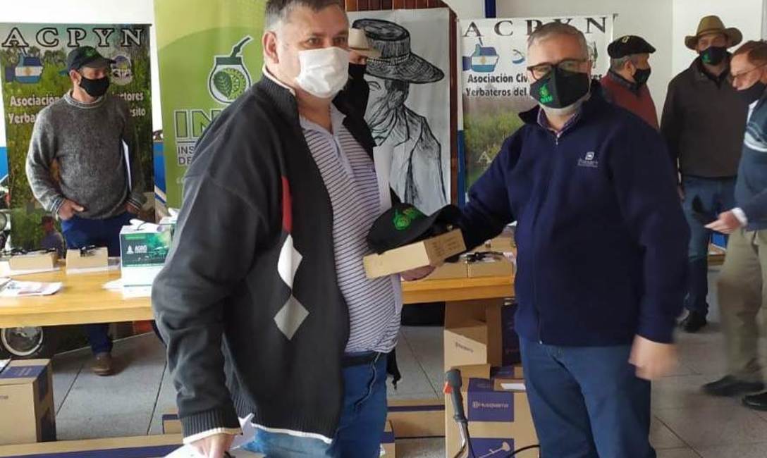 Imagen de Se entregaron ropa para tareferos, balanzas para ra&iacute;dos, motoguada&ntilde;as y motosierras