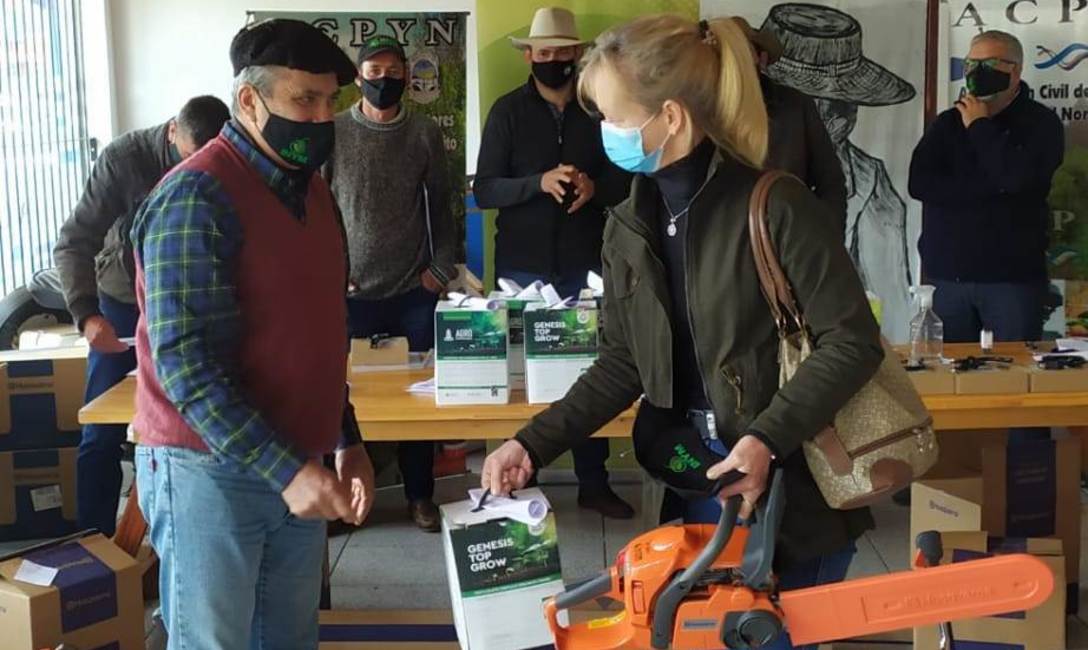 Imagen de Se entregaron ropa para tareferos, balanzas para ra&iacute;dos, motoguada&ntilde;as y motosierras