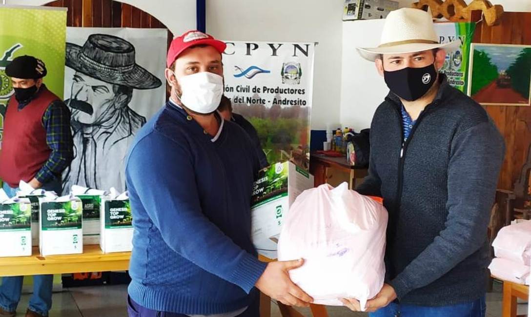 Imagen de Se entregaron ropa para tareferos, balanzas para ra&iacute;dos, motoguada&ntilde;as y motosierras