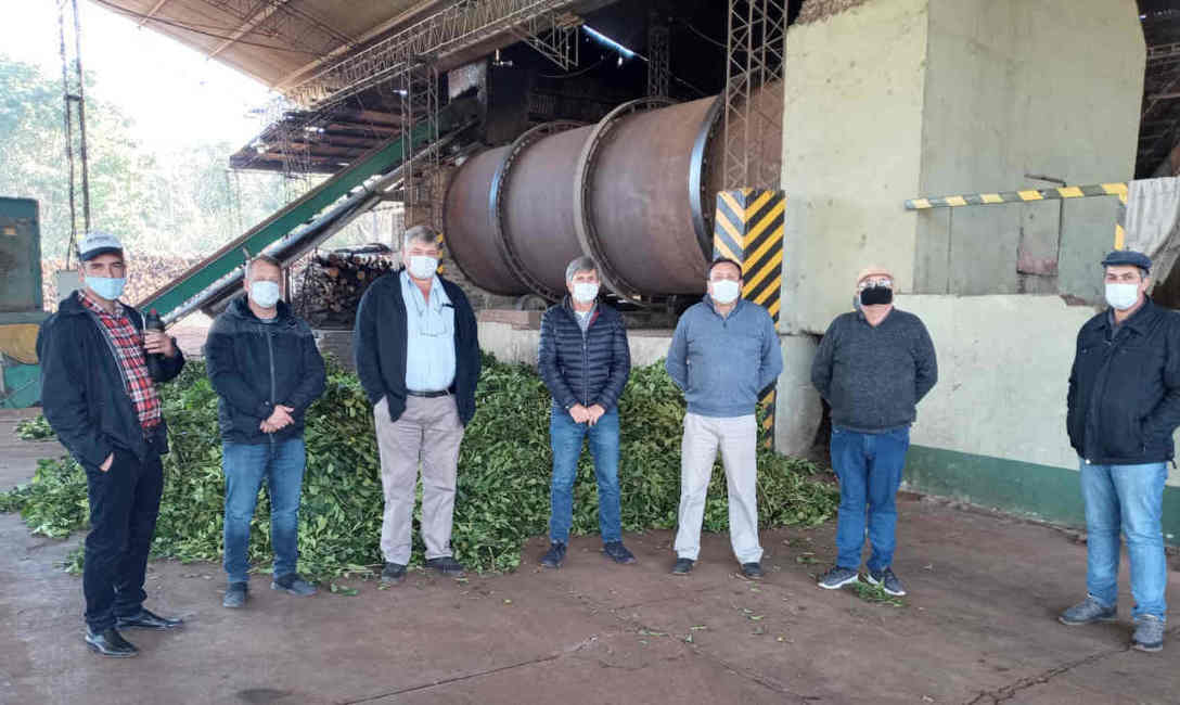 En el secadero, directores del Instituto visitaron la Cooperativa. En el secadero, directores del Instituto visitaron la Cooperativa.