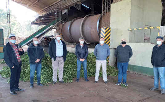 En el secadero, directores del Instituto visitaron la Cooperativa.