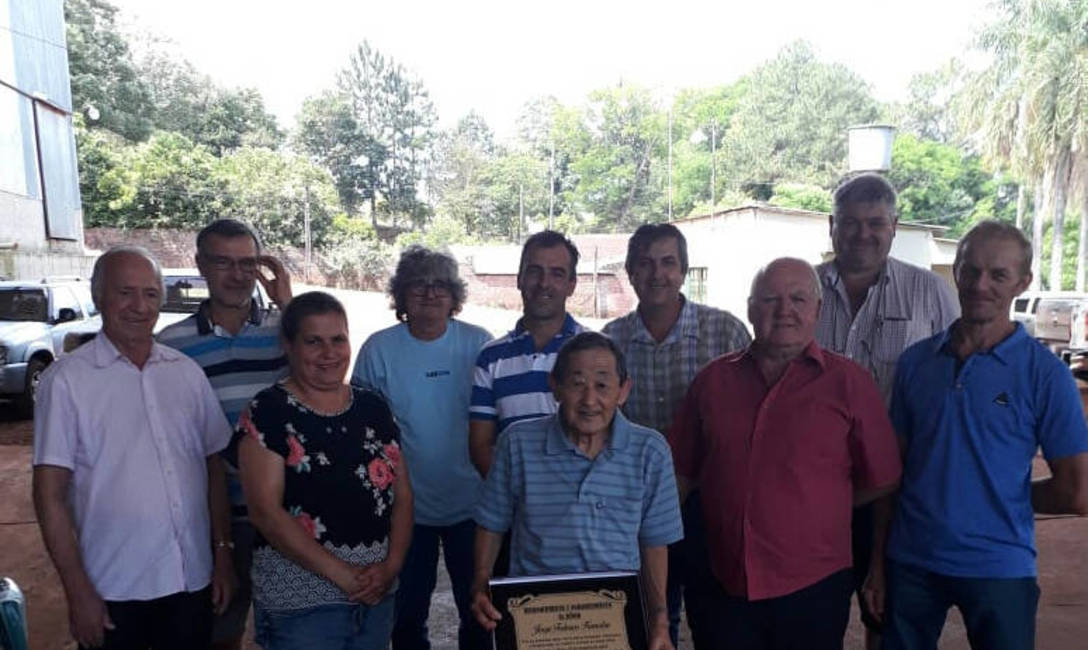 "La prioridad es cuidar a las familias, asegurando la compra y el pago justo a quienes trabajan en la chacras", manifestó Oscar Siruk, presidente de la entidad. En la foto, el actual Consejo de Administración al homenajear a Jorge Komatsu, socio fundador y vice presidente honorario (foto archivo). "La prioridad es cuidar a las familias, asegurando la compra y el pago justo a quienes trabajan en la chacras", manifestó Oscar Siruk, presidente de la entidad. En la foto, el actual Consejo de Administración al homenajear a Jorge Komatsu, socio fundador y vice presidente honorario (foto archivo).