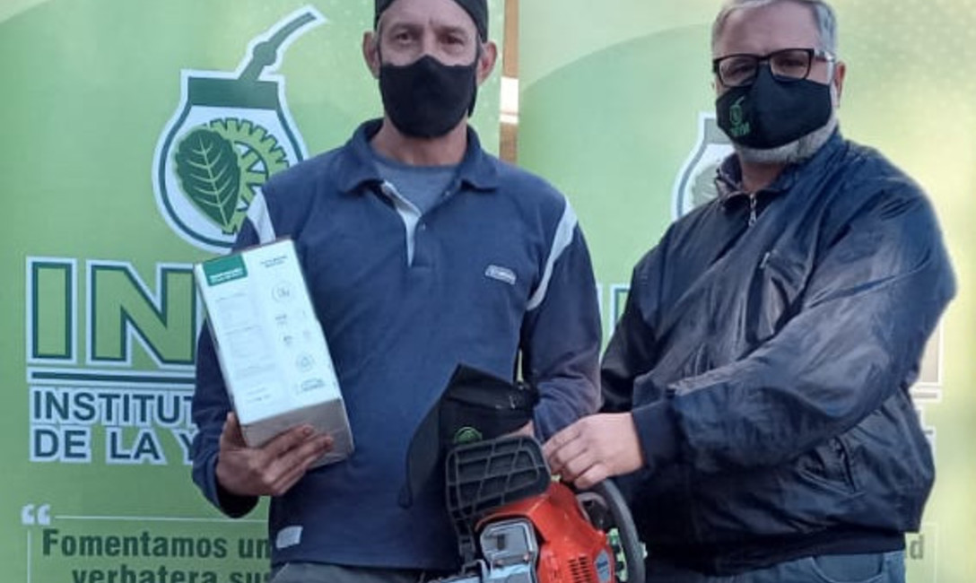 Imagen de Contin&uacute;a la entrega de herramientas a productores yerbateros