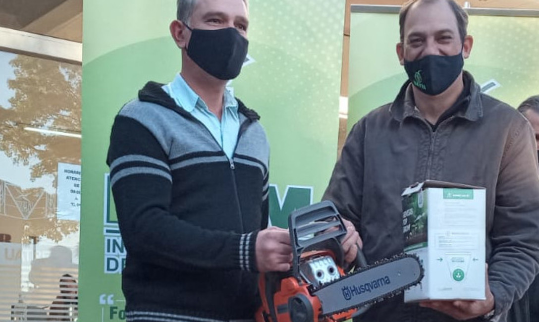 Imagen de Contin&uacute;a la entrega de herramientas a productores yerbateros