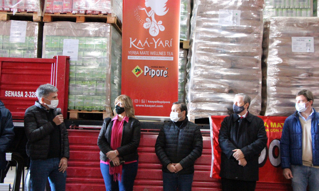 Juan José Szychowski, presidente del INYM; Mabel Cáceres, intendente de Santo Pipó; Oscar Herrera Ahuad, gobernador; Raúl Karaben, presidente de la Cooperativa y Sebastián Oriozabala, ministro del Agro y la Producción. Juan José Szychowski, presidente del INYM; Mabel Cáceres, intendente de Santo Pipó; Oscar Herrera Ahuad, gobernador; Raúl Karaben, presidente de la Cooperativa y Sebastián Oriozabala, ministro del Agro y la Producción.