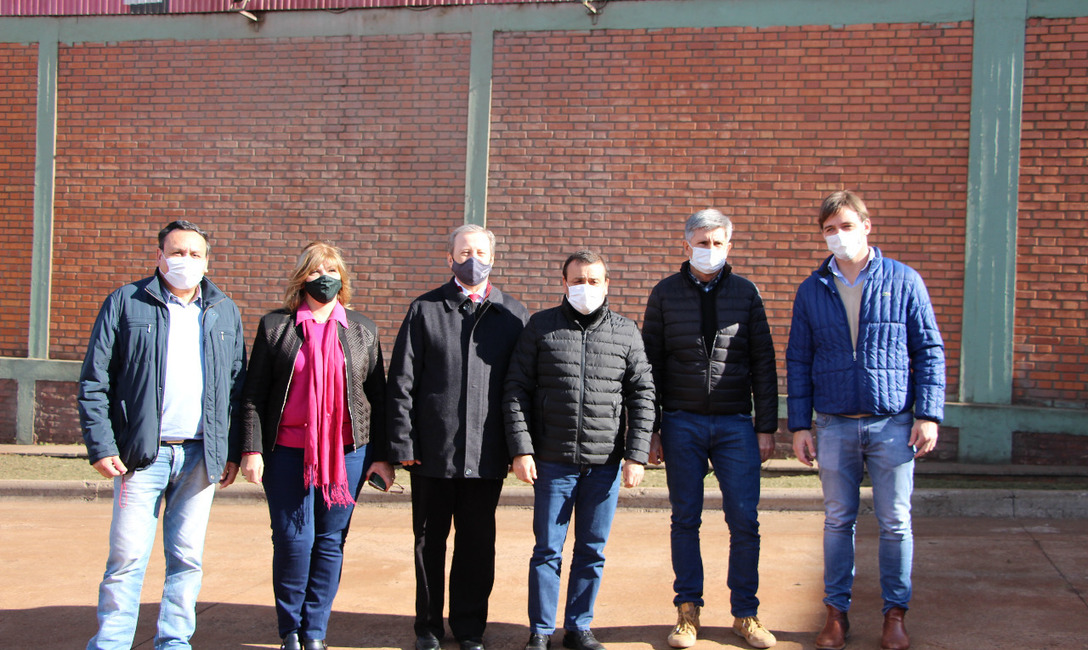 Ricardo Maciel, vice presidente,del INYM, Juan José Szychowski, presidente del INYM; Mabel Cáceres, intendente de Santo Pipó; Oscar Herrera Ahuad, gobernador; Raúl Karaben, presidente de la Cooperativa y Sebastián Oriozabala, ministro del Agro y la Producción. Ricardo Maciel, vice presidente,del INYM, Juan José Szychowski, presidente del INYM; Mabel Cáceres, intendente de Santo Pipó; Oscar Herrera Ahuad, gobernador; Raúl Karaben, presidente de la Cooperativa y Sebastián Oriozabala, ministro del Agro y la Producción.