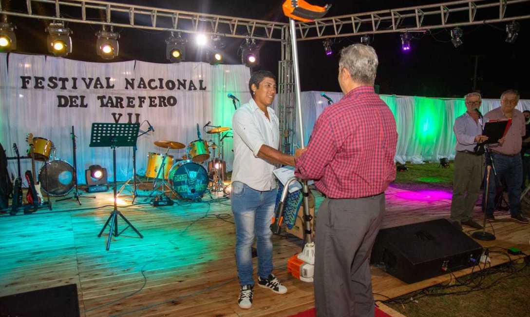 El Tarefero del Año, recibió una motoguadaña. El Tarefero del Año, recibió una motoguadaña.