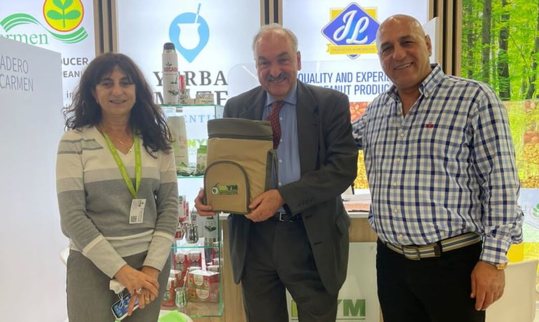 La subgerente de Marketing del INYM, María Martha Oria; el Embajador Argentino en Alemania, Pedro Villagra Delgado y el empresario yerbatero Omar Kassab La subgerente de Marketing del INYM, María Martha Oria; el Embajador Argentino en Alemania, Pedro Villagra Delgado y el empresario yerbatero Omar Kassab