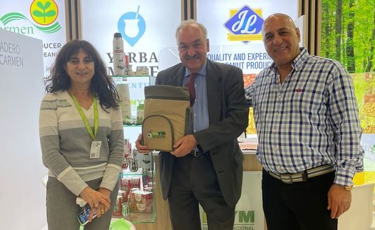 La subgerente de Marketing del INYM, María Martha Oria;  el Embajador Argentino en Alemania, Pedro Villagra Delgado y el empresario yerbatero Omar Kassab