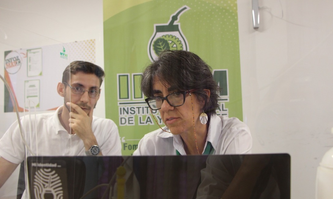 El Ing. Marcos Kubiszen del &aacute;rea t&eacute;cnica del INYM junto a la Ing. Ver&oacute;nica Scalerandi, subgerente del &aacute;rea.