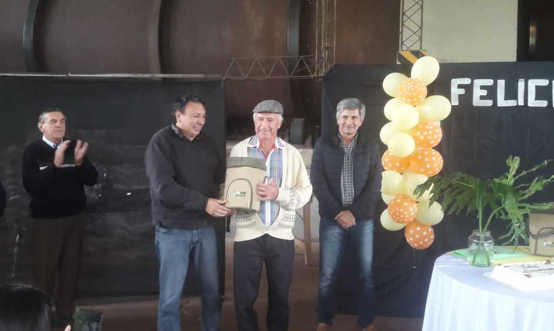 El vicepresidente del INYM, Ricardo Maciel, entregó un presente a Estanislao Marczuk, uno de los socios fundadores El vicepresidente del INYM, Ricardo Maciel, entregó un presente a Estanislao Marczuk, uno de los socios fundadores