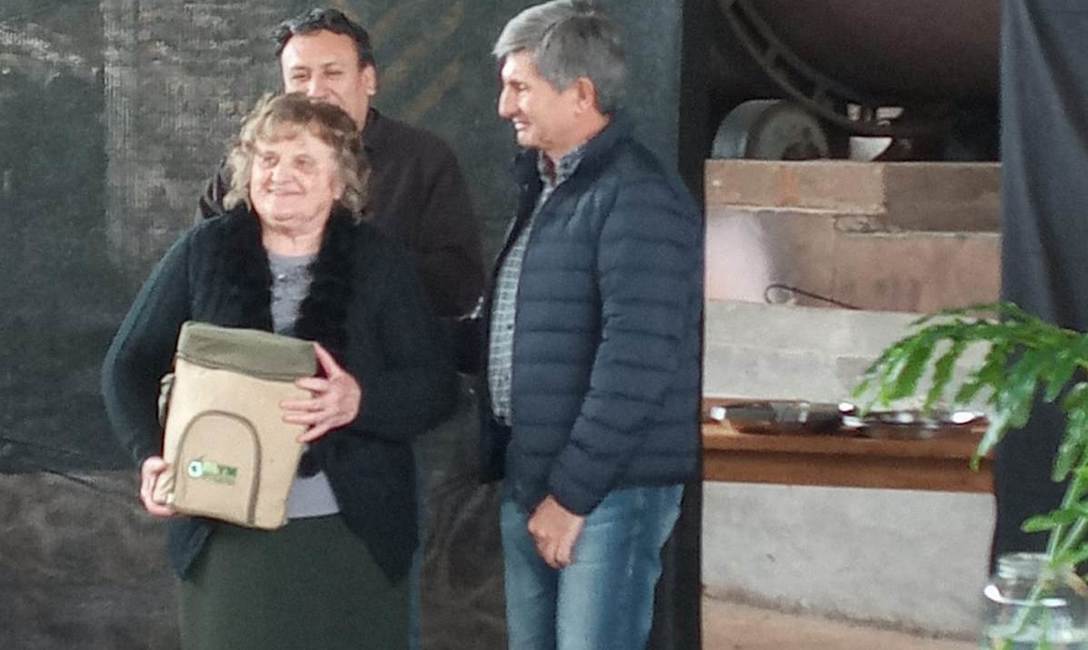 Olga Kozij recibió el presente de manos del presidente del INYM. Olga Kozij recibió el presente de manos del presidente del INYM.