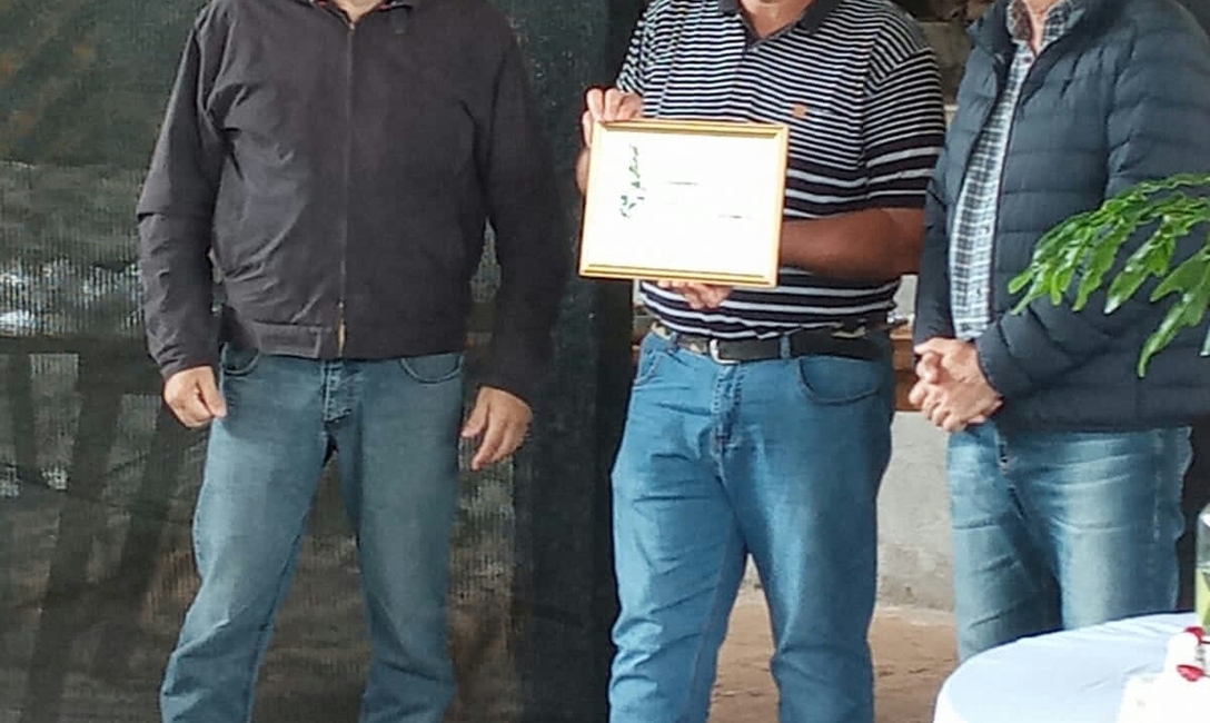 El presidente de la Cooperativa, Oscar Siruk, recibió un diploma como reconocimiento por su tarea. El presidente de la Cooperativa, Oscar Siruk, recibió un diploma como reconocimiento por su tarea.
