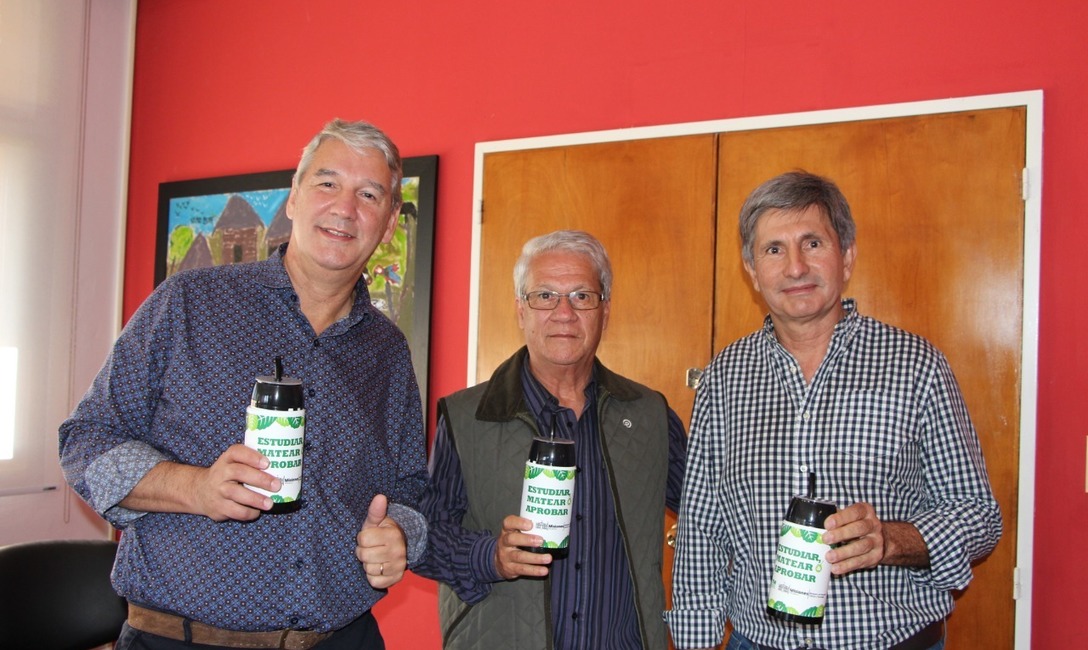 Sedoff, Escalada, el ide&oacute;logo de la iniciativa,  y Szychowski, celebran "El mate en la escuela secundaria".