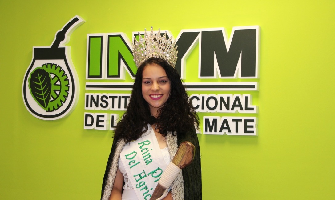 La reina saliente del evento, Leticia Schmidt. La reina saliente del evento, Leticia Schmidt.