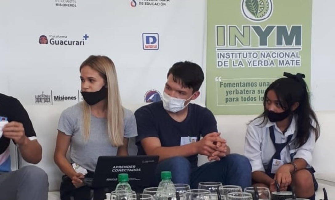 Imagen de El mate estuvo presente en la instancia misionera del Parlamento Juvenil del Mercosur Imagen de El mate estuvo presente en la instancia misionera del Parlamento Juvenil del Mercosur