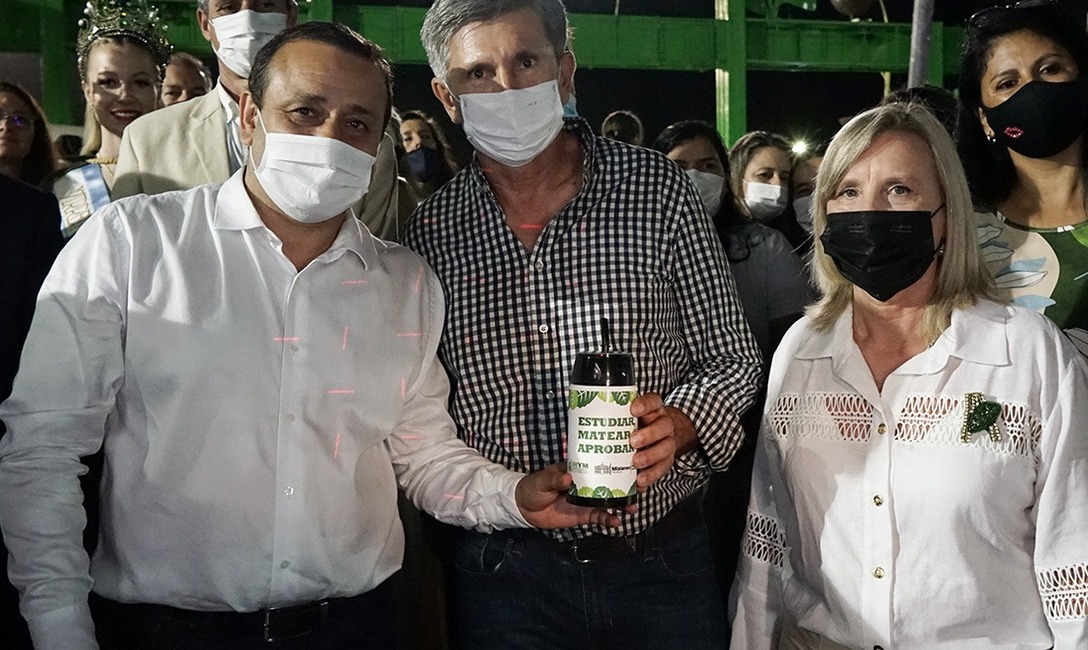 El gobernador Herrera Ahuad, junto al presidente del INYM y la intendente de Apóstoles, María Eugenia Safrán El gobernador Herrera Ahuad, junto al presidente del INYM y la intendente de Apóstoles, María Eugenia Safrán