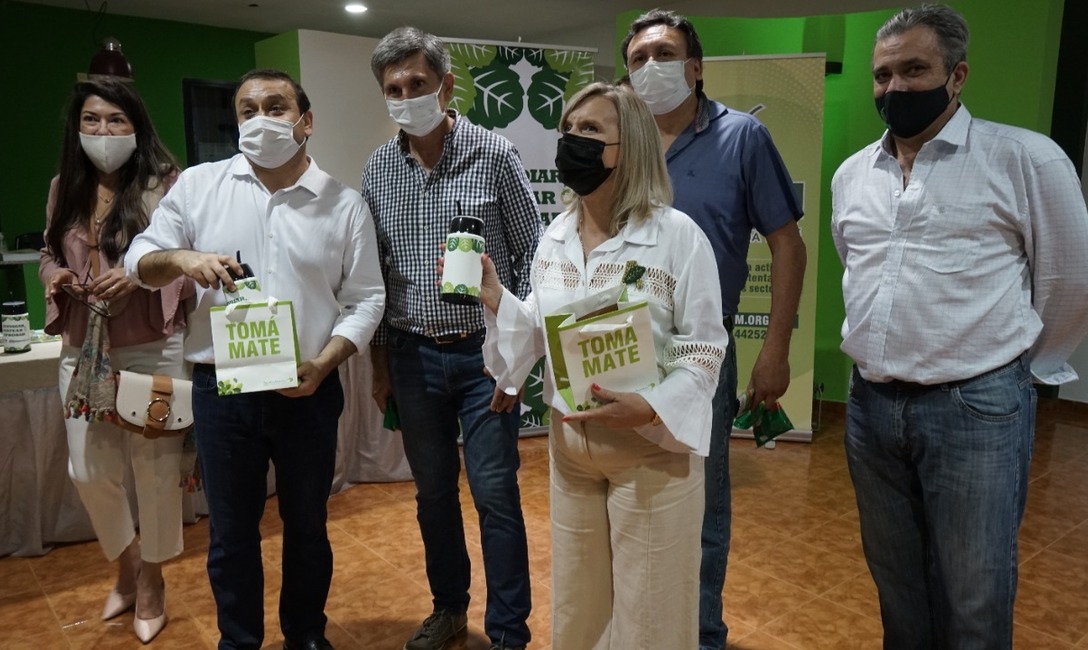 El gobernador visitó el stand del INYM y dio su apoyo al programa "El Mate en la Escuela" El gobernador visitó el stand del INYM y dio su apoyo al programa "El Mate en la Escuela"