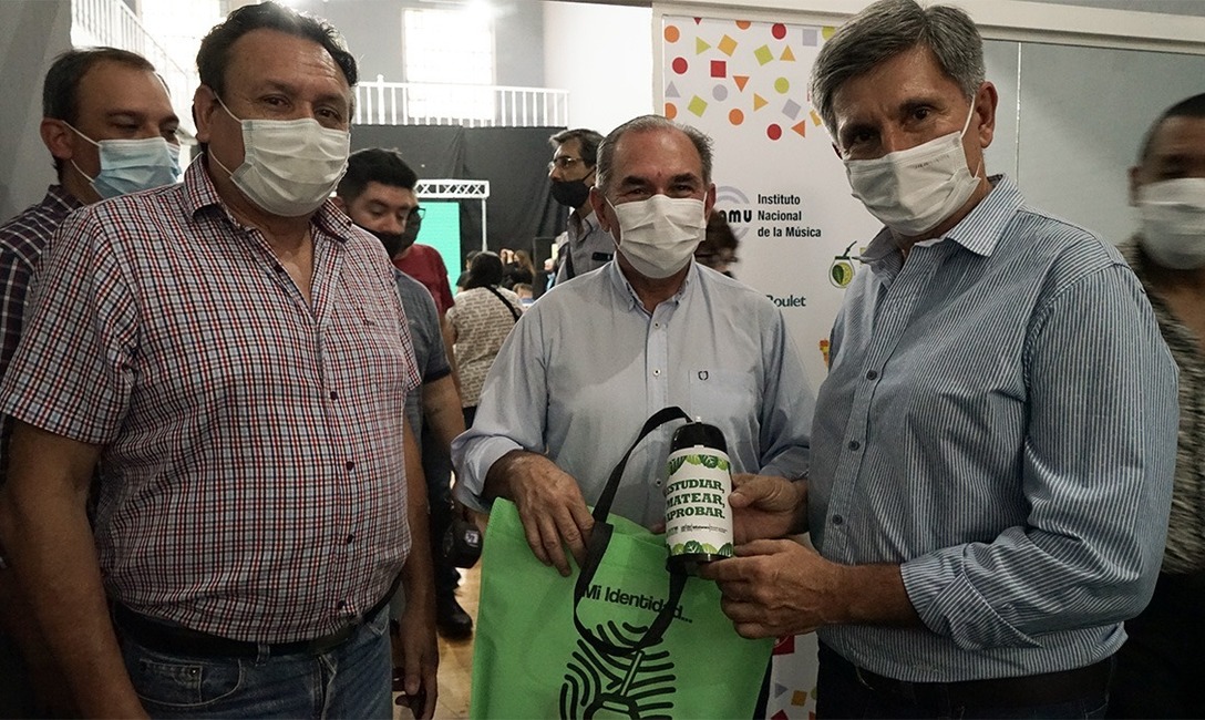 El intendente de Posadas, Leonardo Stelatto (al centro) recibió como obsequio uno de los equipos materos del programa "El Mate en la Escuela". El intendente de Posadas, Leonardo Stelatto (al centro) recibió como obsequio uno de los equipos materos del programa "El Mate en la Escuela".