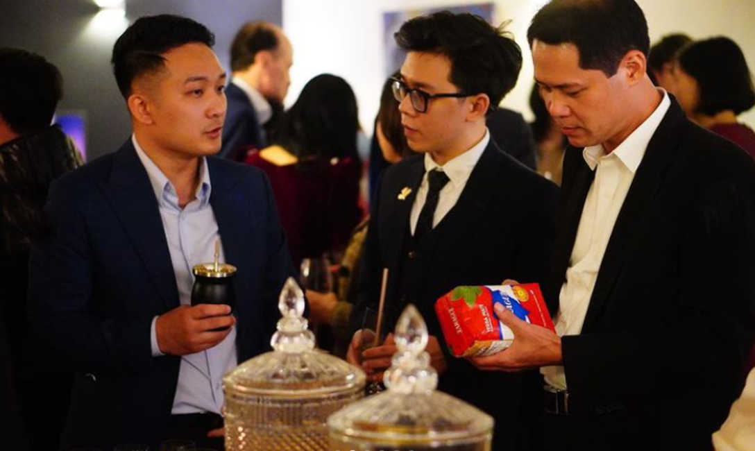 Imagen de El mate, presente en la reuni&oacute;n de la Embajada en Vietnam con los medios de prensa