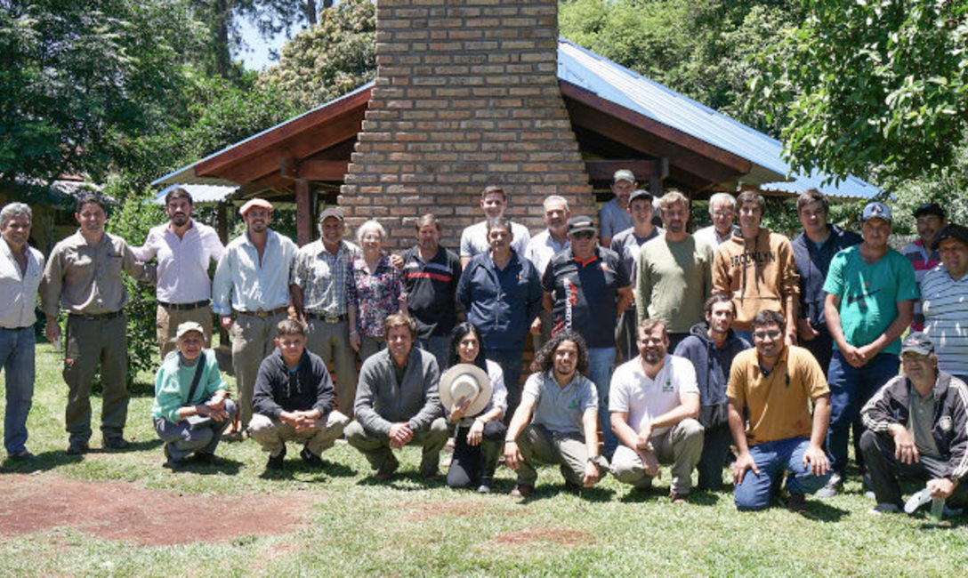 Imagen de Capacitaci&oacute;n en recuperaci&oacute;n de yerbales con productores de San Carlos