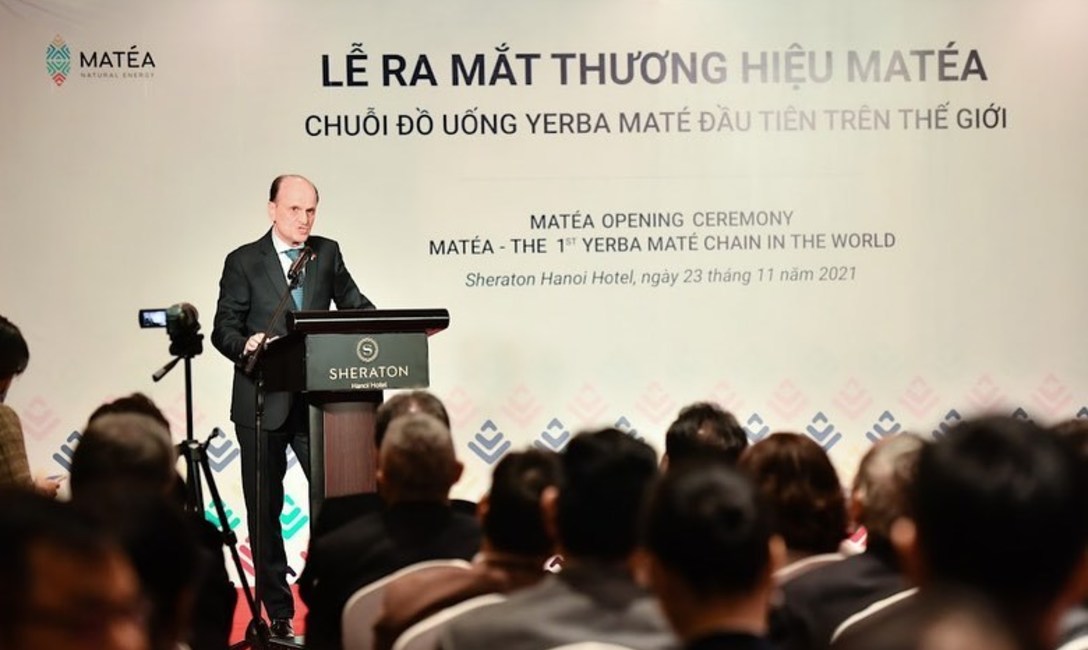 Imagen de Se inaugur&oacute; el primer local de bebida yerba mate argentina en Vietnam