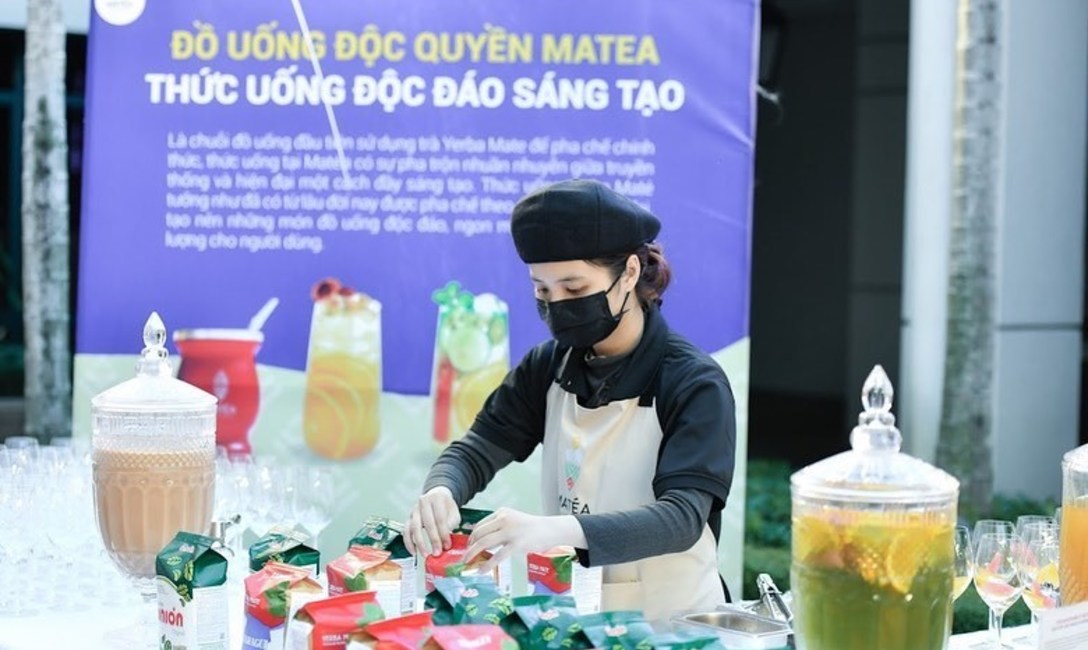 Imagen de Se inaugur&oacute; el primer local de bebida yerba mate argentina en Vietnam