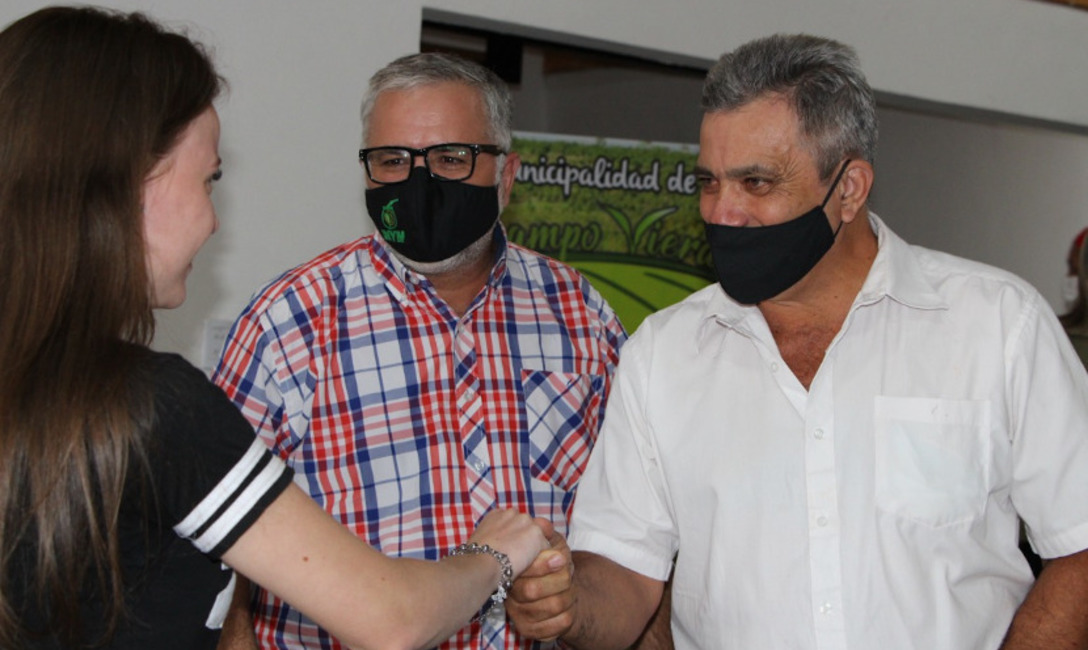 Imagen de Dana, la flamante egresada de la EFA de Campo Viera, premiada por el INYM por sus excelentes notas