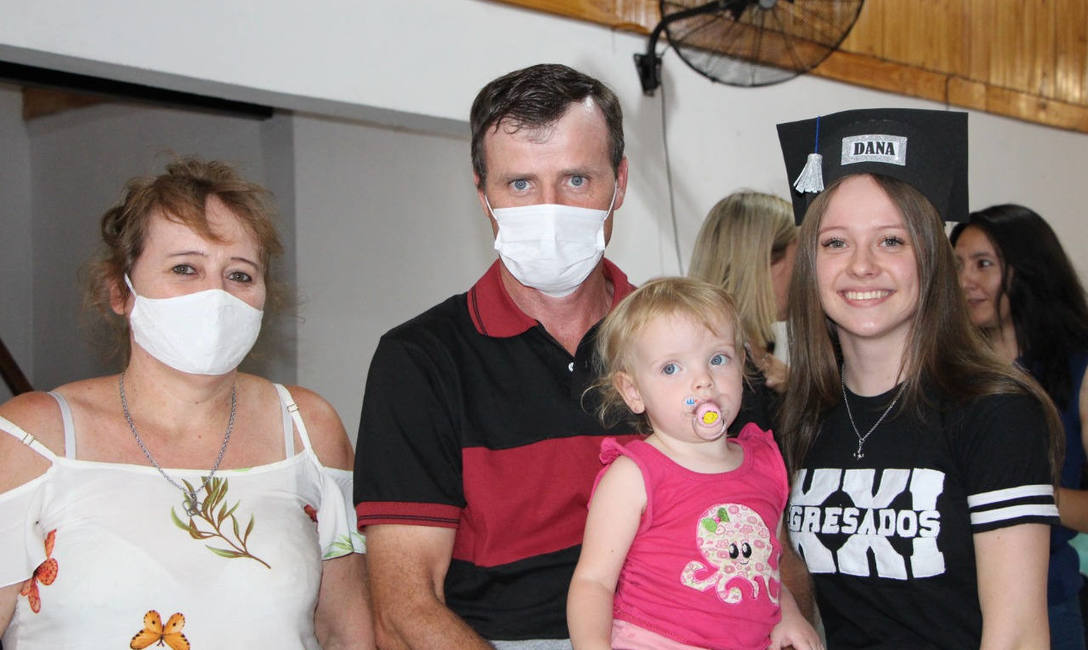 Dana junto a su familia.