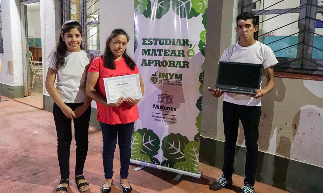 Junto a su mamá y una de sus hermanas Junto a su mamá y una de sus hermanas