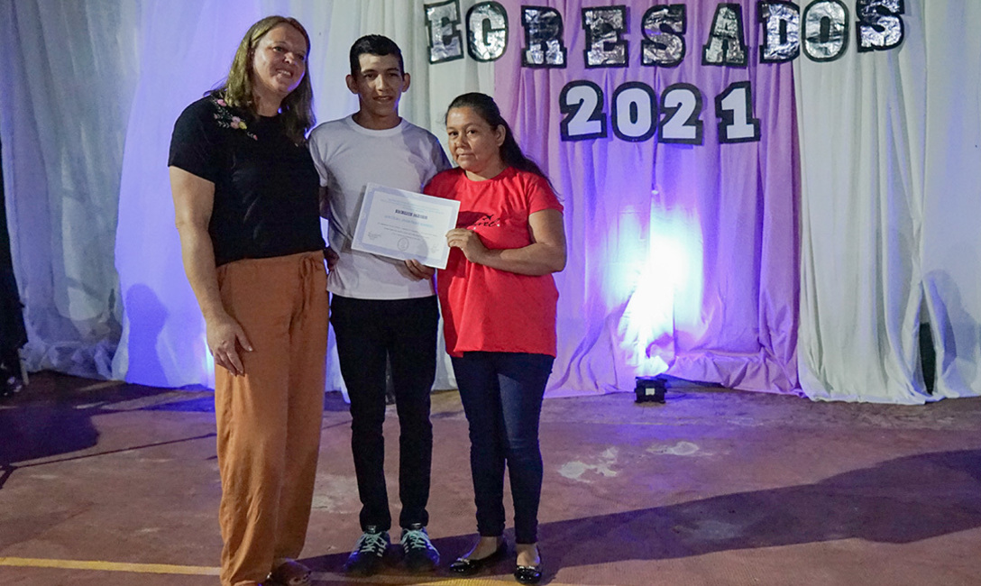 El momento en que recibió su diploma como egresado El momento en que recibió su diploma como egresado