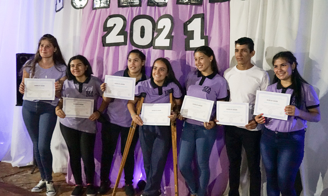 Jonathan junto a algunos de sus compañeros egresados Jonathan junto a algunos de sus compañeros egresados