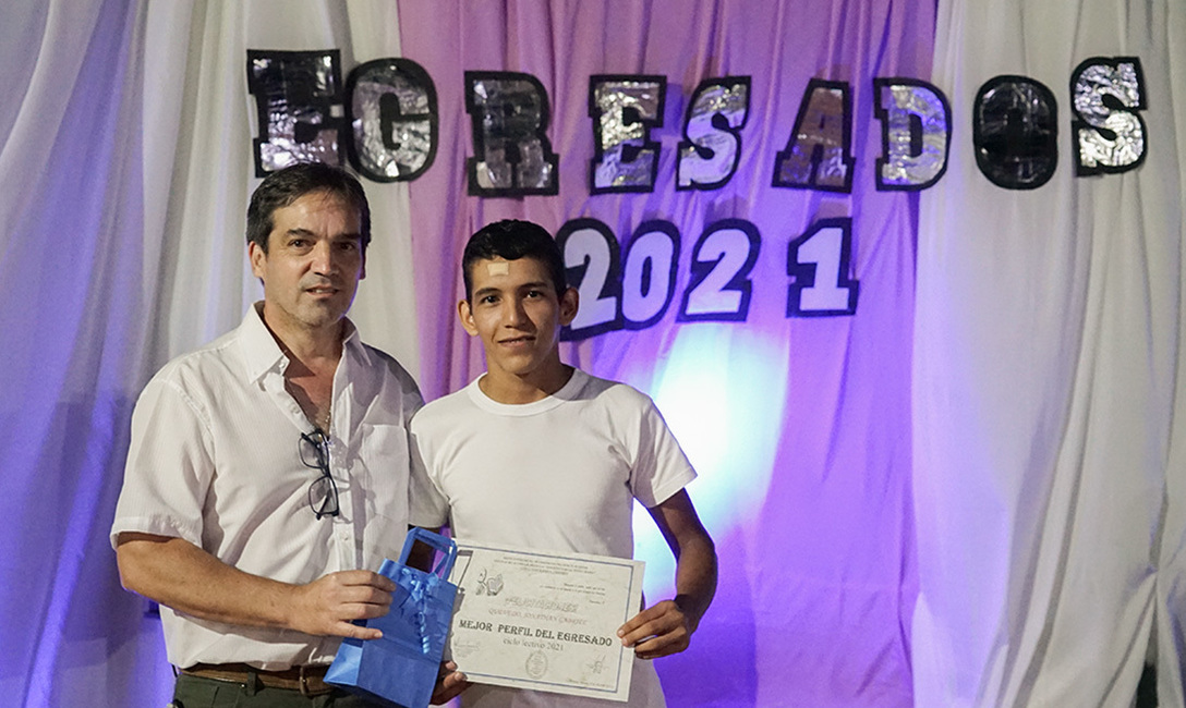 La escuela consideró que Jonathan tuvo el Mejor Perfil de Egresado del Año La escuela consideró que Jonathan tuvo el Mejor Perfil de Egresado del Año