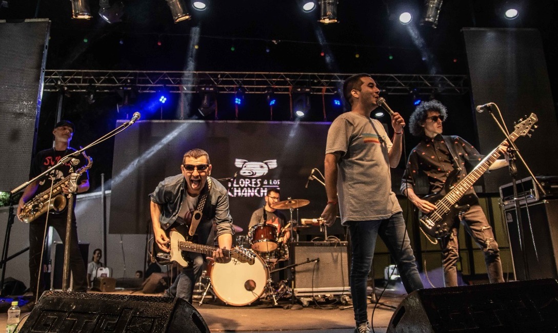 Flores a los Chanchos, banda invitada. Flores a los Chanchos, banda invitada.