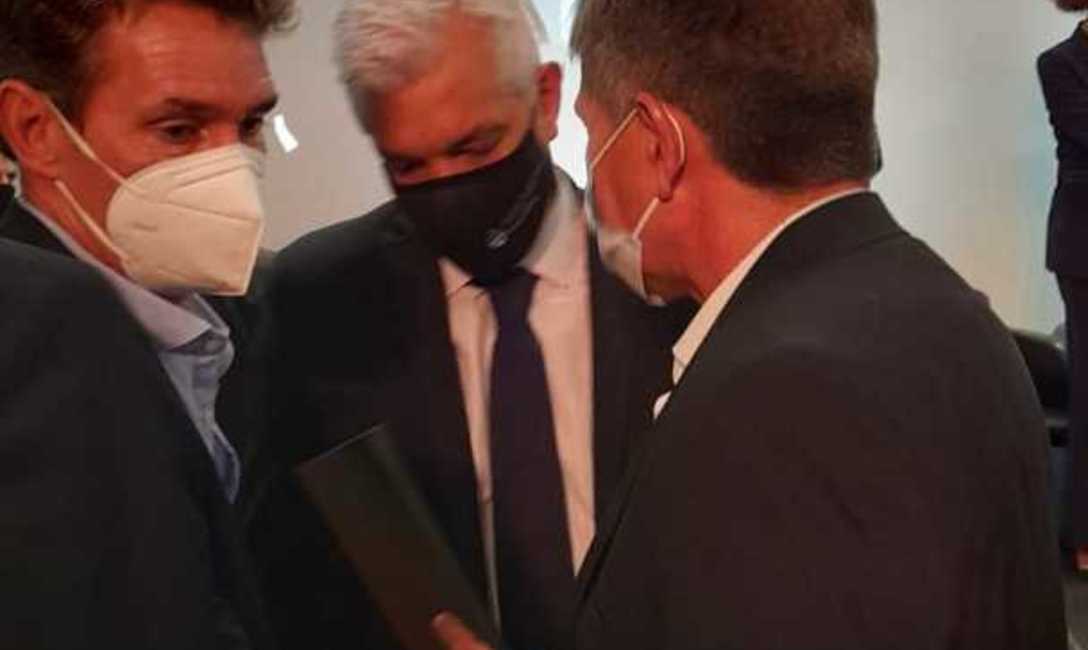 El ministro Agricultura, Ganadería y Pesca, Julián Domínguez dialogó con Juan José Szychowski, presidente del INYM. El ministro Agricultura, Ganadería y Pesca, Julián Domínguez dialogó con Juan José Szychowski, presidente del INYM.