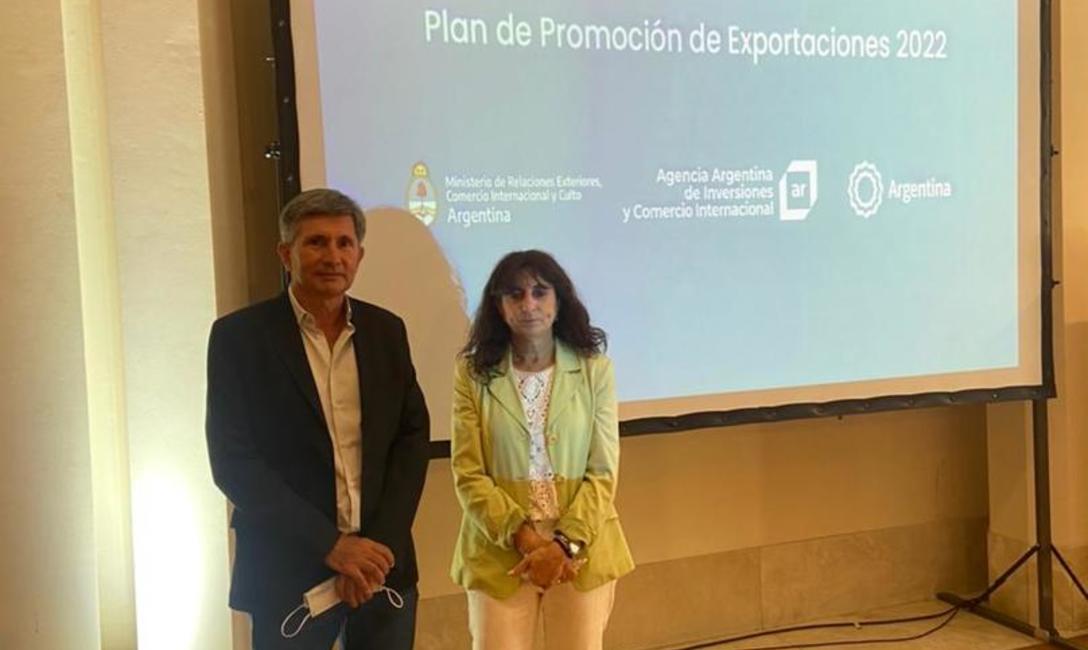 Juan José Szychowski, presidente del Instituto junto a la sub gerente de Promoción y Desarrollo, María Martha Orio, del mencionado organismo. Juan José Szychowski, presidente del Instituto junto a la sub gerente de Promoción y Desarrollo, María Martha Orio, del mencionado organismo.