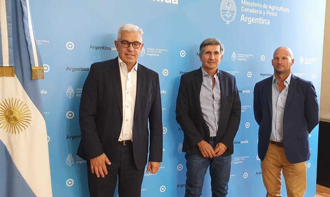 EN LA FOTO: El presidente del INYM, Juan José Szychowski, con el ministro de Agricultura, Ganadería y Pesca de la Nación, Julián Domínguez y el secretario de Agricultura, Ganadería y Pesca, Matías Lestani. EN LA FOTO: El presidente del INYM, Juan José Szychowski, con el ministro de Agricultura, Ganadería y Pesca de la Nación, Julián Domínguez y el secretario de Agricultura, Ganadería y Pesca, Matías Lestani.