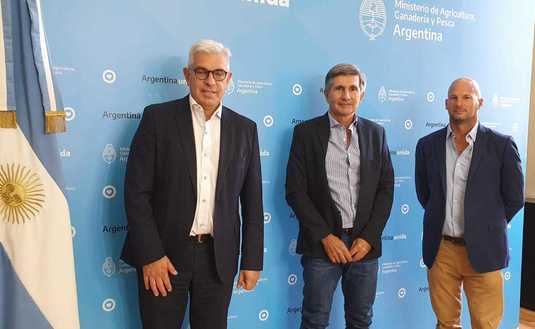 EN LA FOTO: El presidente del INYM, Juan José Szychowski,  con el ministro de Agricultura, Ganadería y Pesca de la Nación, Julián Domínguez y el secretario de Agricultura, Ganadería y Pesca, Matías Lestani.