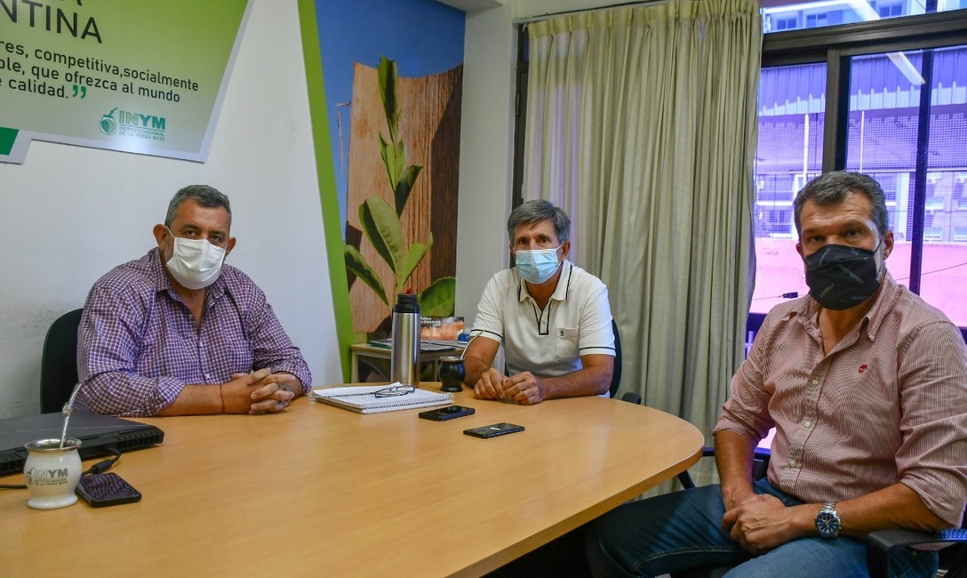 El presidente del INYM, Juan José Szychowski, y los directores regionales en Misiones y en Corrientes del INTA, Víctor Fabio Wyss, y José Rafart. El presidente del INYM, Juan José Szychowski, y los directores regionales en Misiones y en Corrientes del INTA, Víctor Fabio Wyss, y José Rafart.