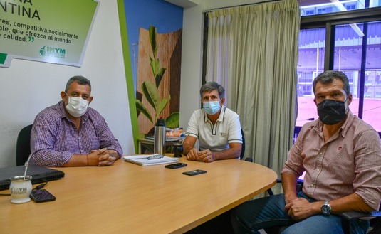 El presidente del INYM, Juan José Szychowski, y los directores regionales en Misiones y en Corrientes del INTA, Víctor Fabio Wyss, y José Rafart.