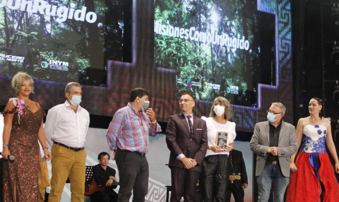 Nelson Dalcolmo, director por la Producción del INYM, representando a la Yerba Mate Argentina, junto a la delegación de Cultura, en el escenario de Cosquín. Nelson Dalcolmo, director por la Producción del INYM, representando a la Yerba Mate Argentina, junto a la delegación de Cultura, en el escenario de Cosquín.
