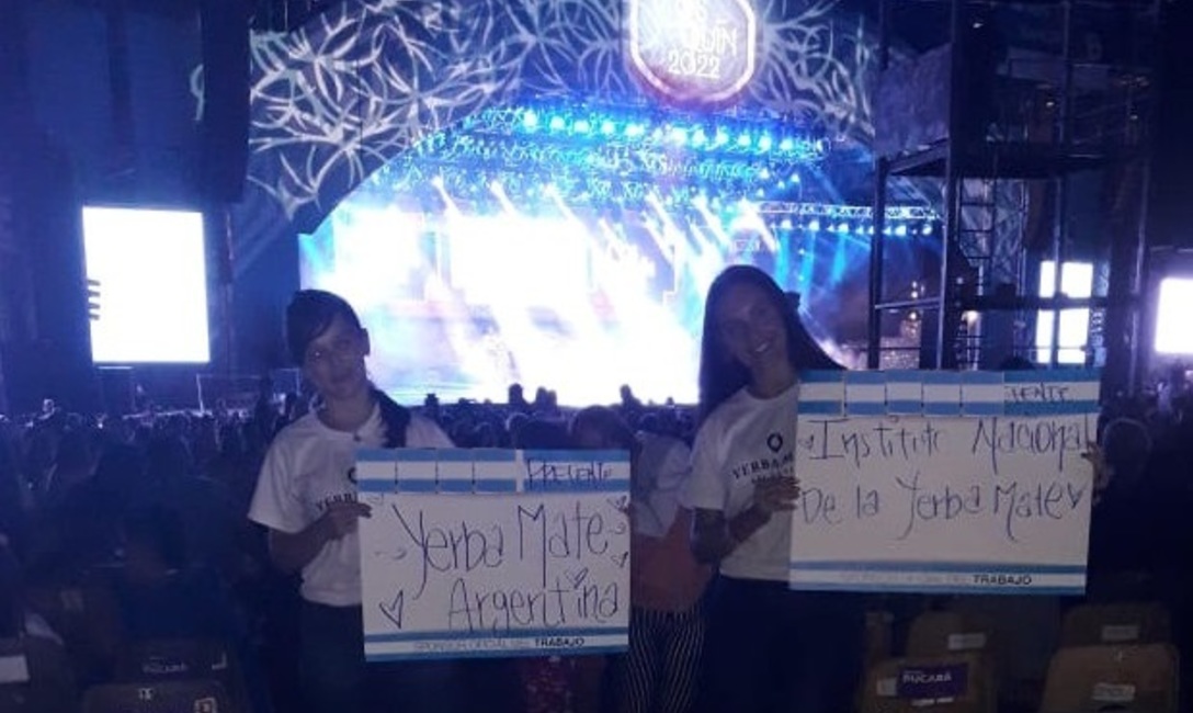 El mate en un clásico de las tribunas de Cosquín: Los carteles que muestra el público. El mate en un clásico de las tribunas de Cosquín: Los carteles que muestra el público.